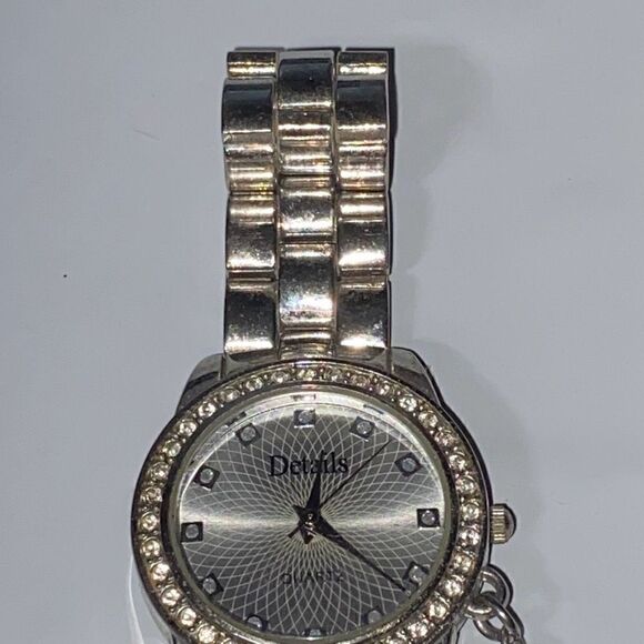 Details Women's Silver Tone Chain Rhinestone Bezel Quartz Watch OS - Picture 4 of 10